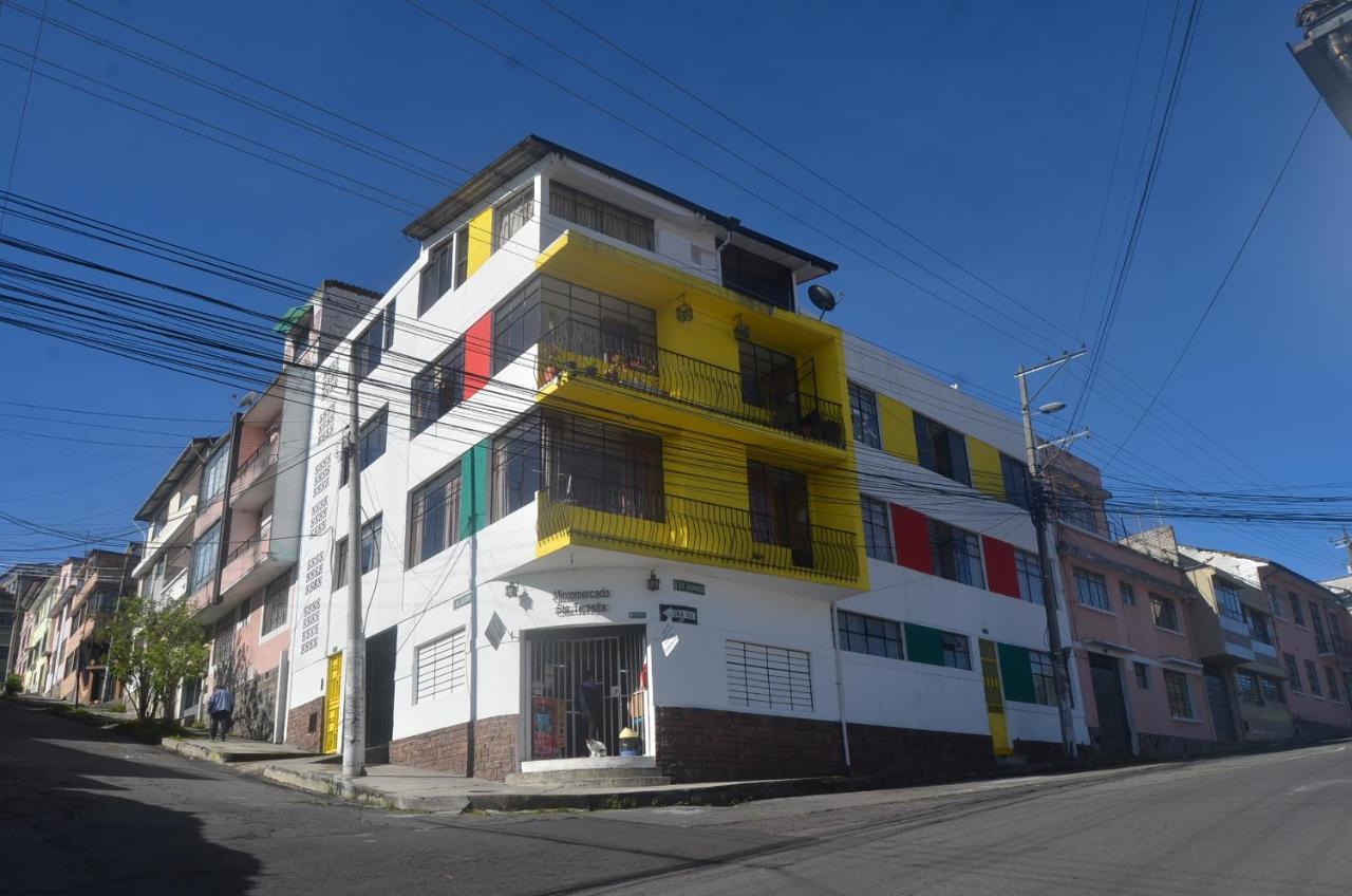 The Quito Guest House With Yellow Balconies For Travellers Exteriér fotografie