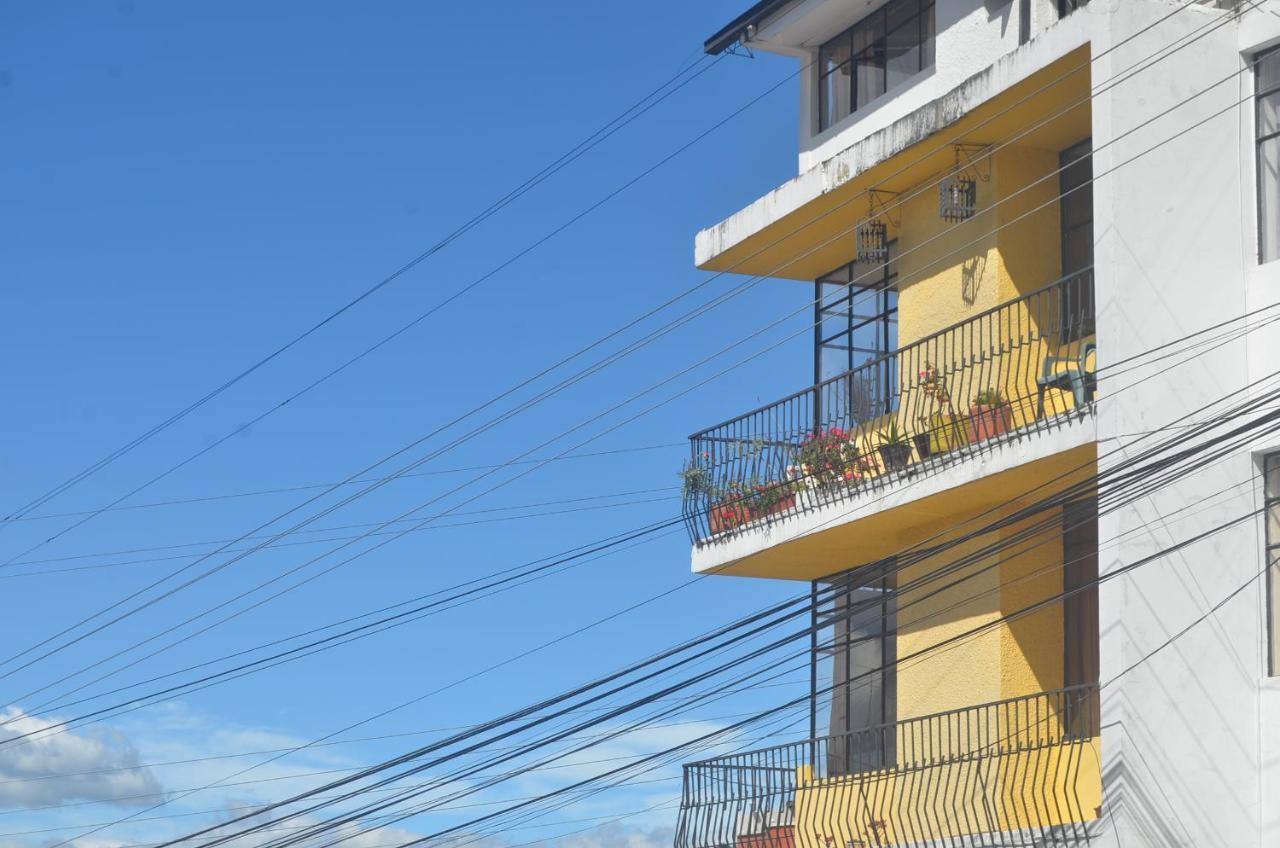 The Quito Guest House With Yellow Balconies For Travellers Exteriér fotografie