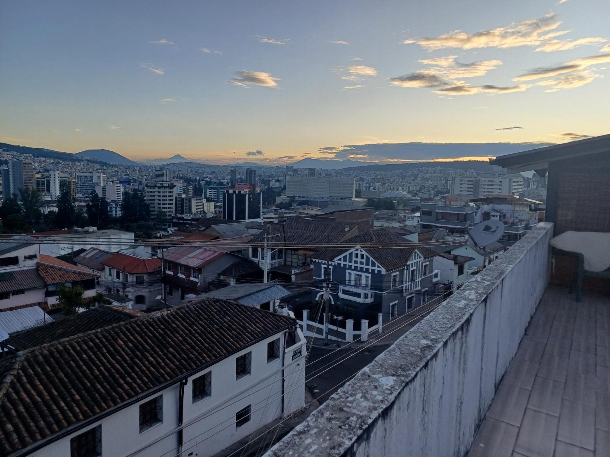 The Quito Guest House With Yellow Balconies For Travellers Exteriér fotografie