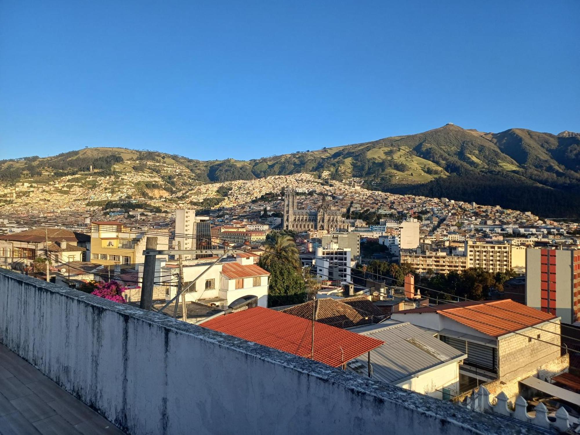 The Quito Guest House With Yellow Balconies For Travellers Exteriér fotografie