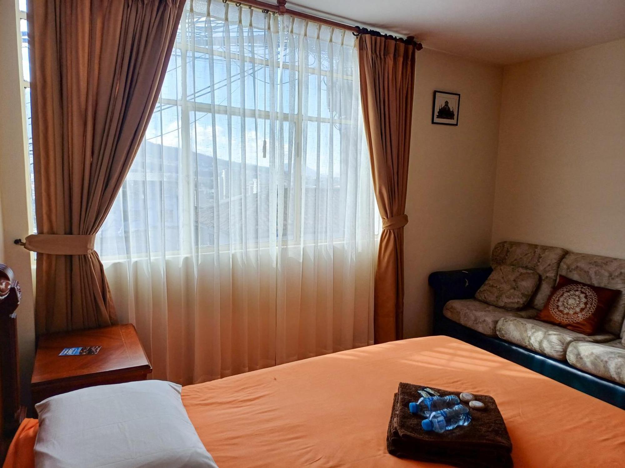 The Quito Guest House With Yellow Balconies For Travellers Exteriér fotografie