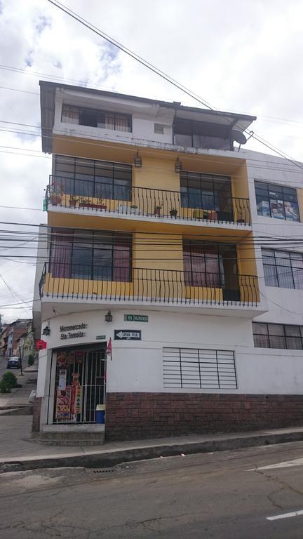The Quito Guest House With Yellow Balconies For Travellers Exteriér fotografie