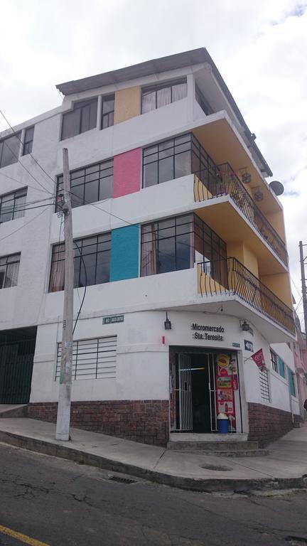 The Quito Guest House With Yellow Balconies For Travellers Exteriér fotografie