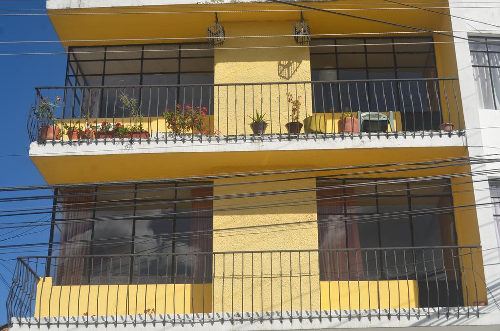 The Quito Guest House With Yellow Balconies For Travellers Exteriér fotografie